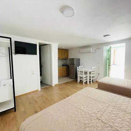 Mpolanos Apartment Himare